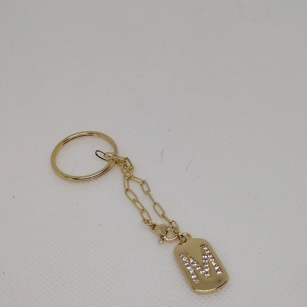 Elegant Gold Keychain with Stylish ‘M’ Pendant – Perfect Gift - Picture 4 of 4